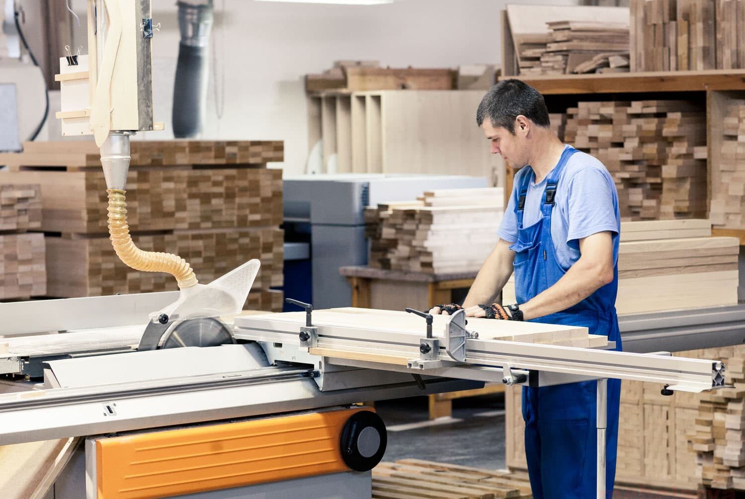 Станочник мебельного производства