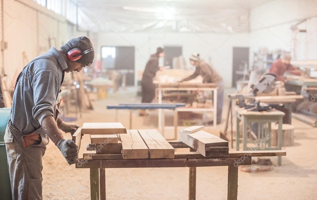 Подсобный рабочий на деревообработку