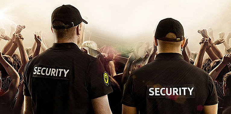 Охранник кафе/караоке-бар